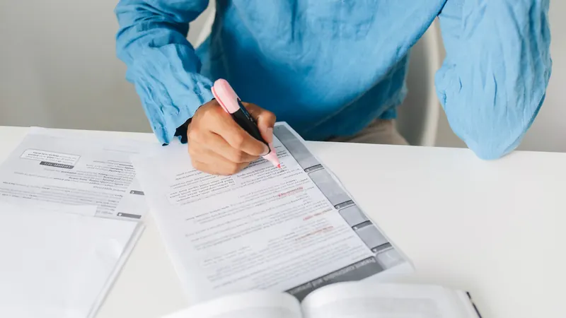 Une personne remplit un formulaire administratif